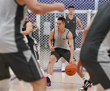  新疆男篮大胜深圳 