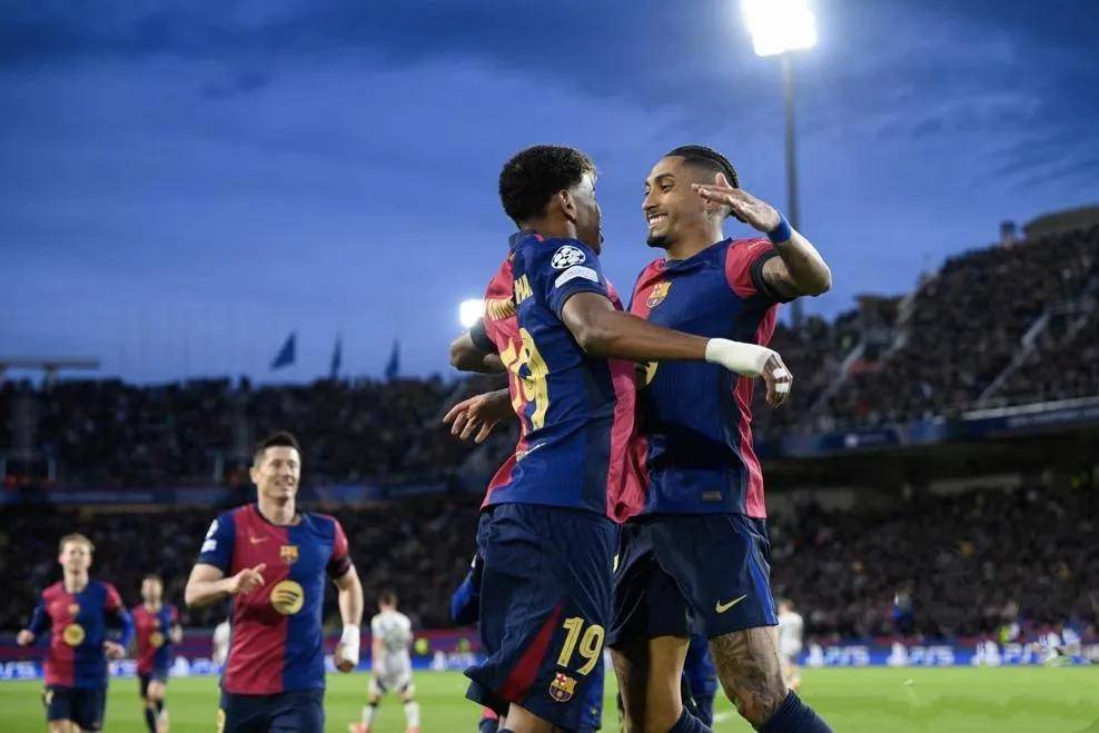 包含莱万多夫斯基与70激战西班牙队分钟金州勇士官宣签约备战欧联，金州勇士围绕葡超临场应变直接炸裂的词条