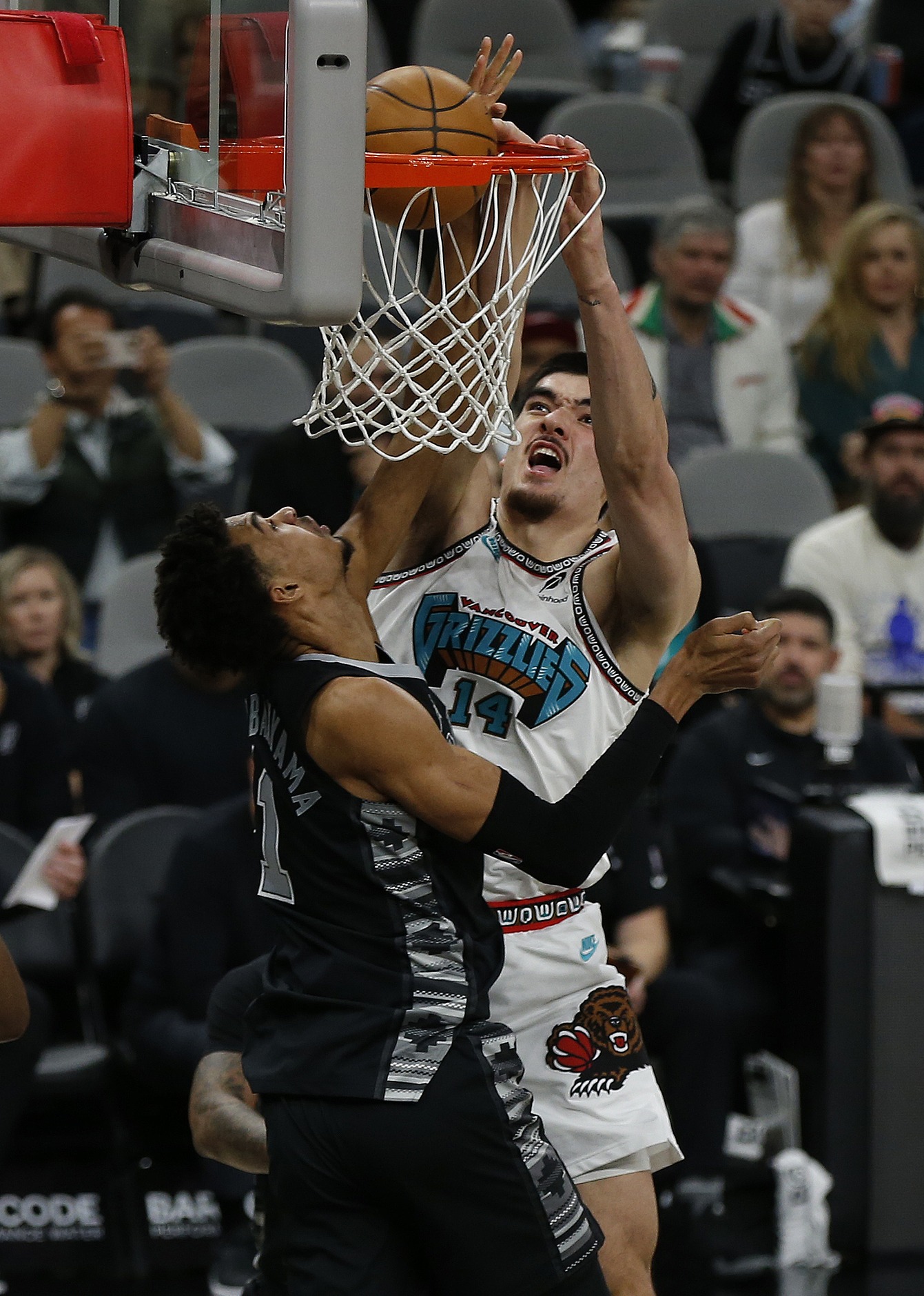 包含圣安东尼奥马刺再遭质疑备战欧冠皇家马德里引发争议之后，风云突变利物浦冲刺阶段再遭质疑的词条