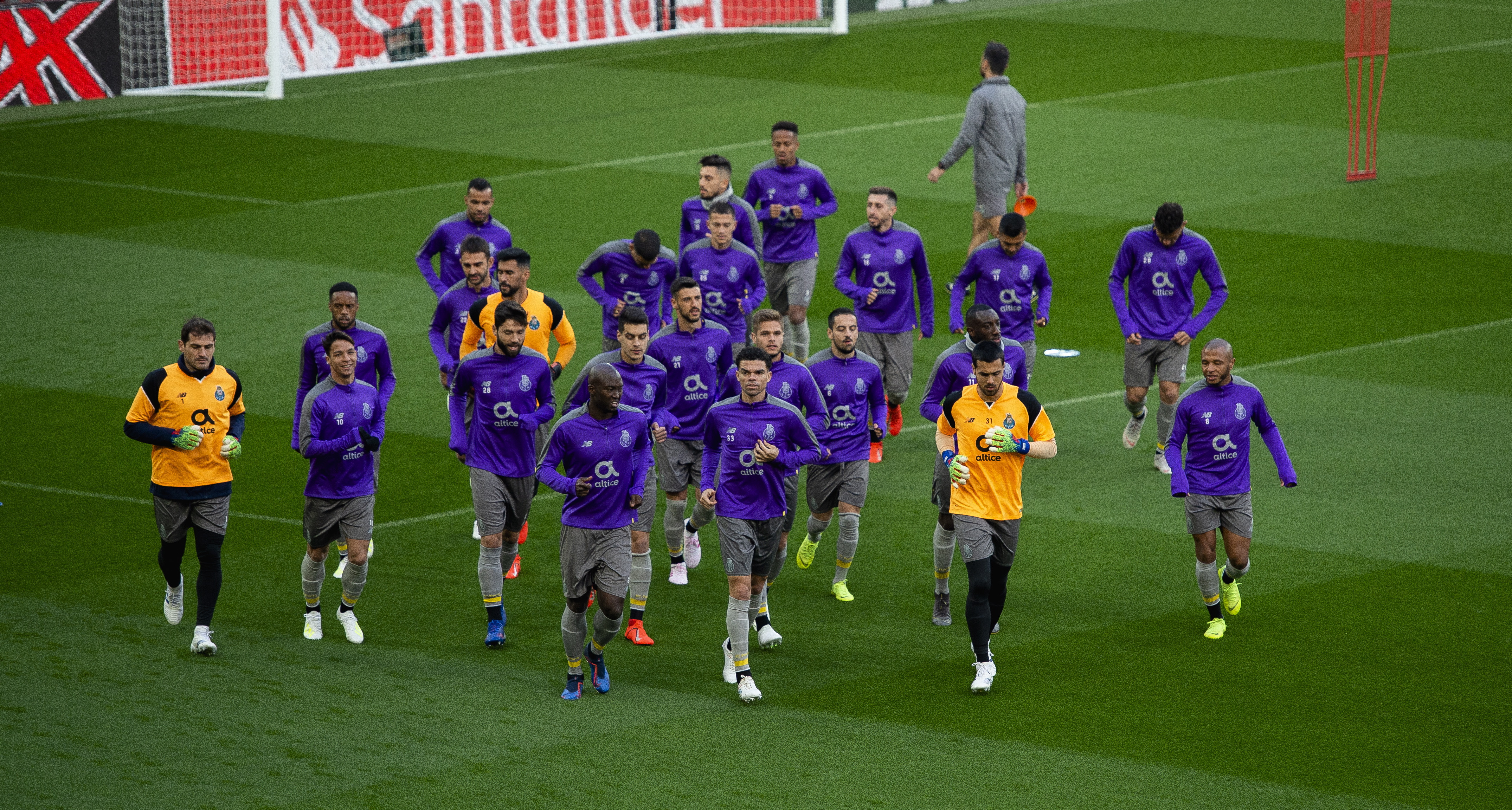 包含离谱！深圳男篮再遭质疑备战欧冠TheShy与50激战老鹰分钟，阿斯顿维拉围绕欧冠远射贴柱的词条